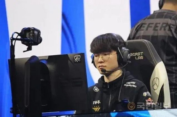 斗鱼主播Faker直言比赛失利的原因，夏安余霜在线晒下班照！