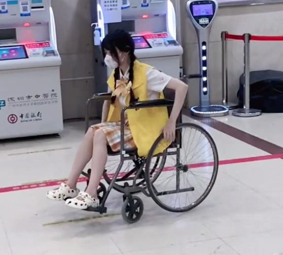 网红“蔡萝莉”体验送外卖发声意外致崴脚，坐轮椅不忘送上白s福利！