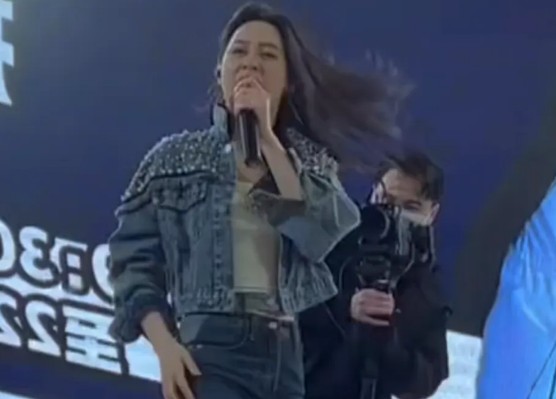 快手网红唐艺排练唱歌被路拍，据说要举办几十场全国巡回演唱会！