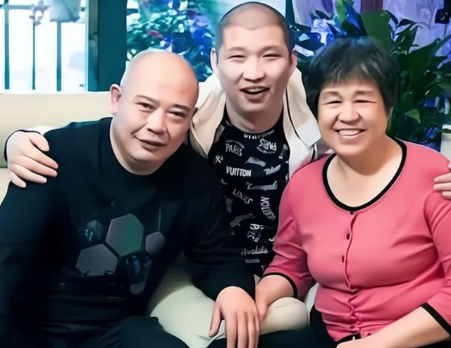 网红二驴父亲频繁与女网红传绯闻，“驴姐”评价：“80％都是图钱的！”
