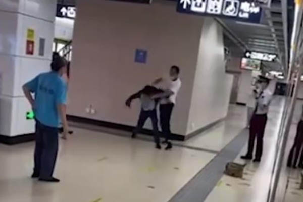 网红男子坐地铁不戴口罩，遭路人殴打教育！