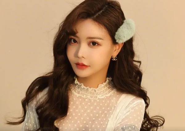 网红韩安冉夸小猪这几年没有落井下石，水友调侃：还不是因为小猪的老婆会赚钱！