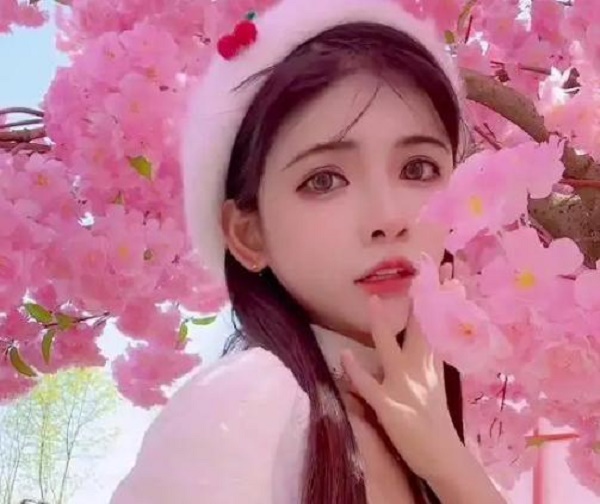 网红狗头萝莉表示自己没钱做假体，但是大方的回应到自己的X是假的！