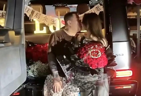 网红语音骡子事业爱情双丰收，后备箱惊喜惊艳娇妻！
