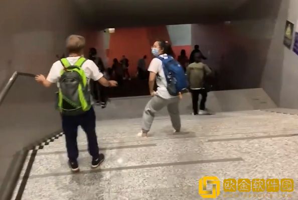 游客爬完黄山下“夺命楼梯”，四肢僵硬走出丧尸步！