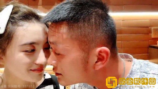 斗鱼小肖与女嘉宾亲密互动引争议！紧急关播水友猜测：老婆生气了？