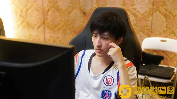 DOTA前官方解说谭雅疯狂拷打刀塔一哥AME，水友：多大仇？