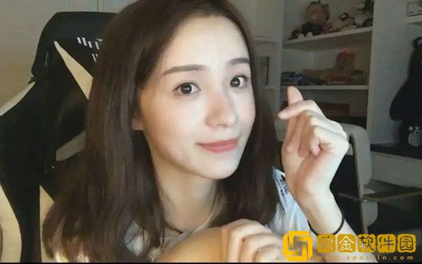 二珂付费查房阿冷，水友见证斗鱼两位一姐历史性见面！