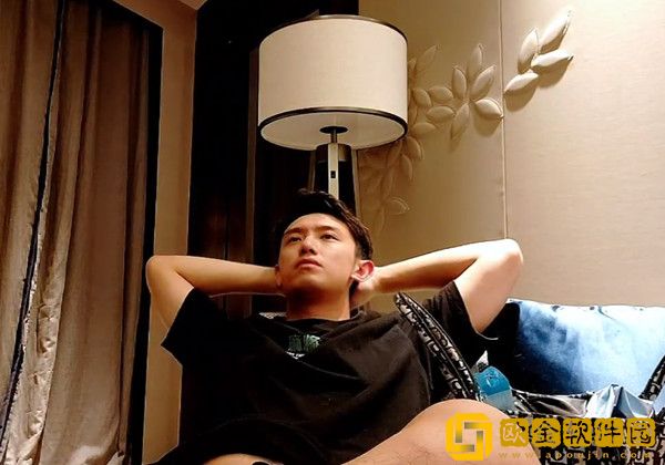 女友直播不小心违规被扣分，斗鱼正直博扬言合约到期就走人！