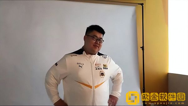 狼队首次公开小胖试穿队服照片，大概率在对阵AG时登场！