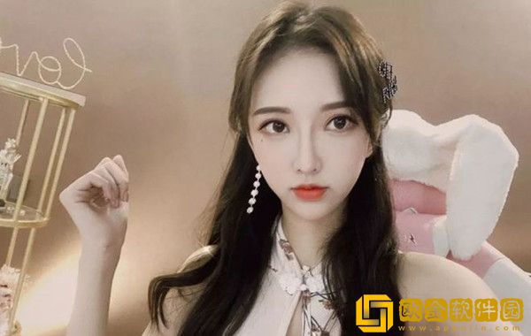 斗鱼女神南妹因Z光问题再次被封公益，现场发火怒骂超管！