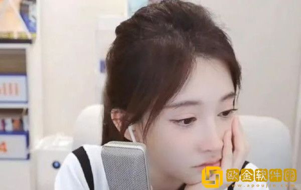 斗鱼一姐冯提莫回忆走红之路感慨万分，直播现场委屈落泪！