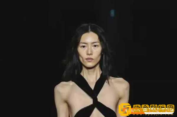 巴黎时装周刘雯造型为什么一直让大家争议不断？