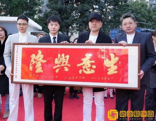 ks网红辛巴公司合伙人张小双生日宴会消费500万，网友：直播带货如此有暴利!