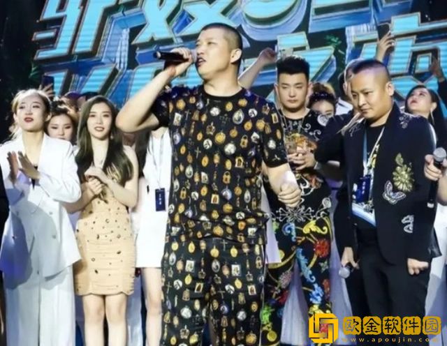 ks平台网红二驴喝酒亲吻女徒弟小丸子，小丸子找平荣哭诉，二驴反而倒打一把：你应该要理解我!