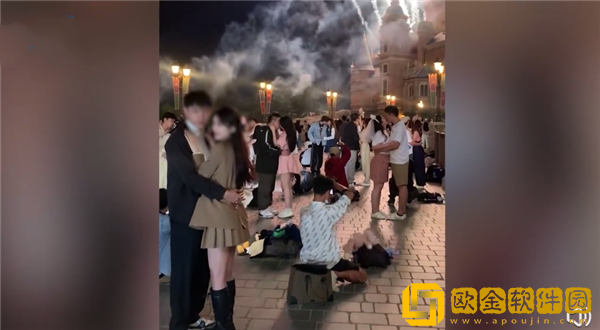 多对情侣迪士尼流水线式接吻拍照，网友：“你们的女朋友都是批发的吗？”