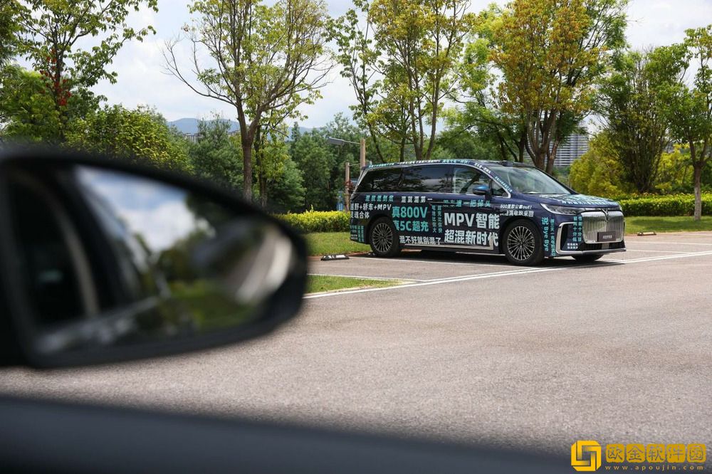 26款岚图梦想家谍照曝光-搭载62.5度大电池支持800V+5C超充