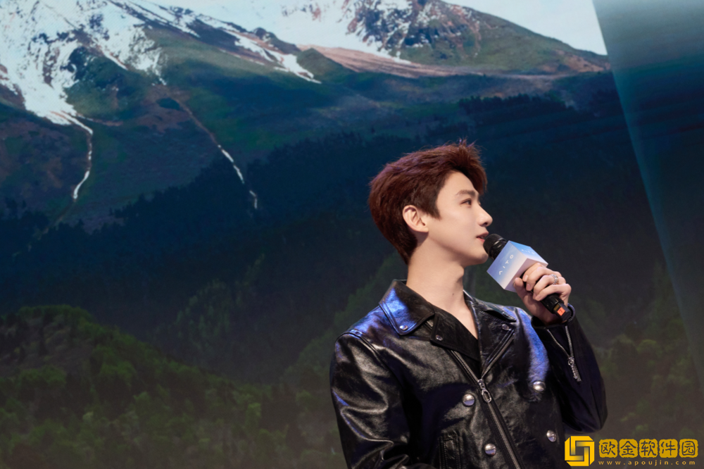 白敬亭亮相粤港澳车展