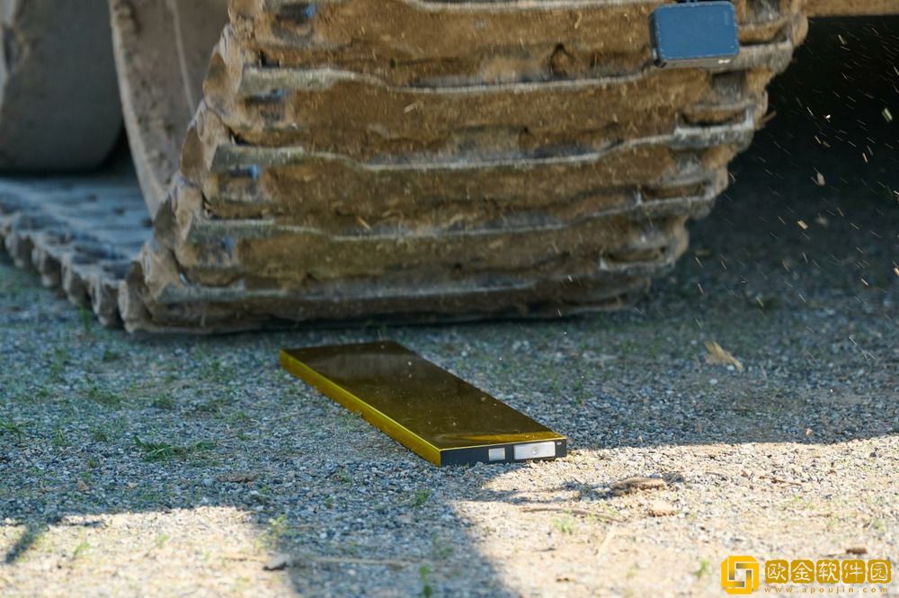 吉利银河E5神盾金砖电池顺利完成36吨极限抗压试炼