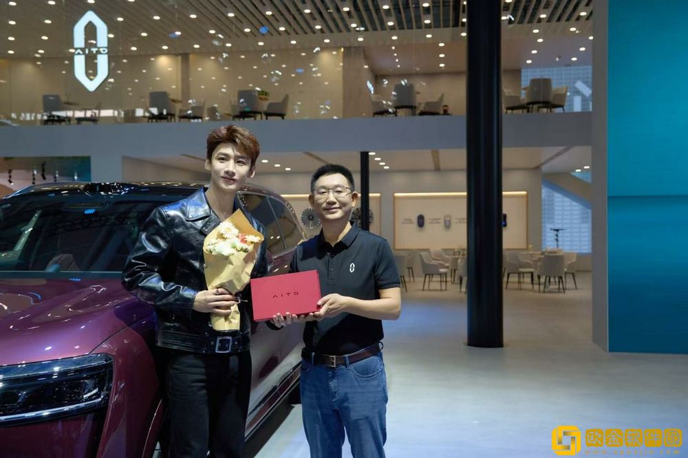 白敬亭亮相粤港澳车展