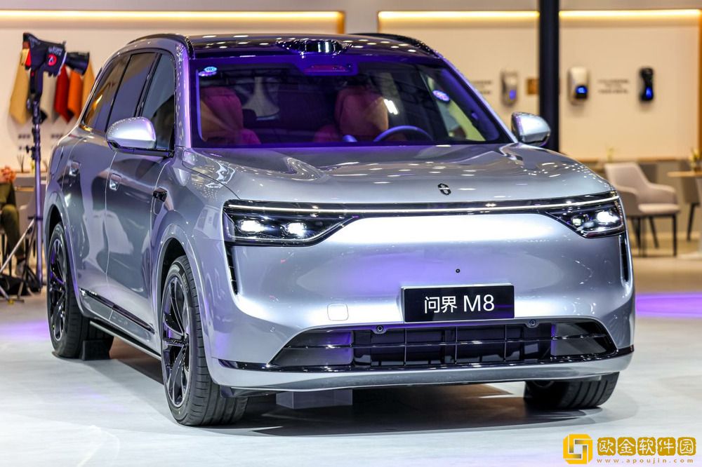 白敬亭亮相粤港澳车展