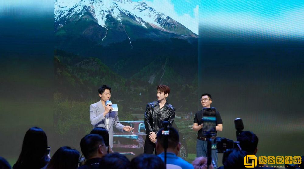 白敬亭亮相粤港澳车展-官宣问界品牌挚友及问界M8车主