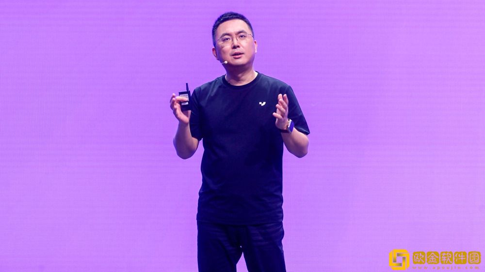 极越汽车机器人全新阵容亮相北京车展