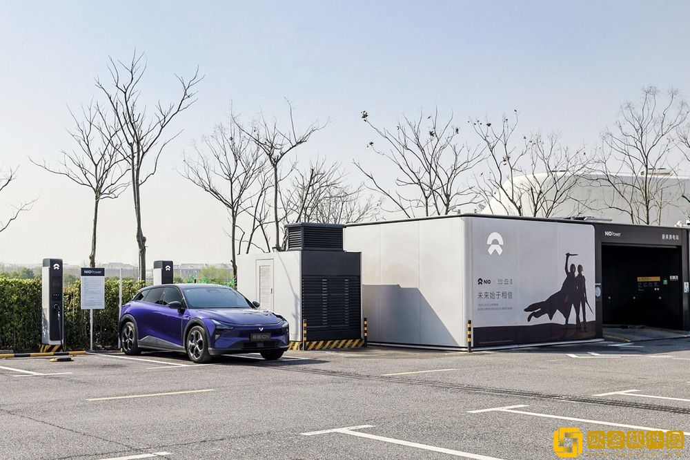 极越汽车机器人全新阵容亮相北京车展