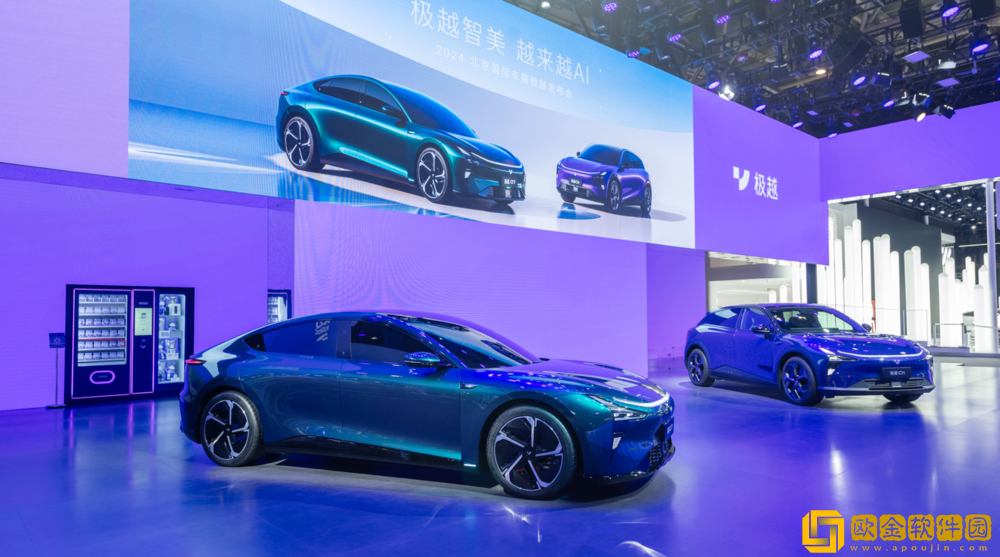 极越汽车机器人全新阵容亮相北京车展