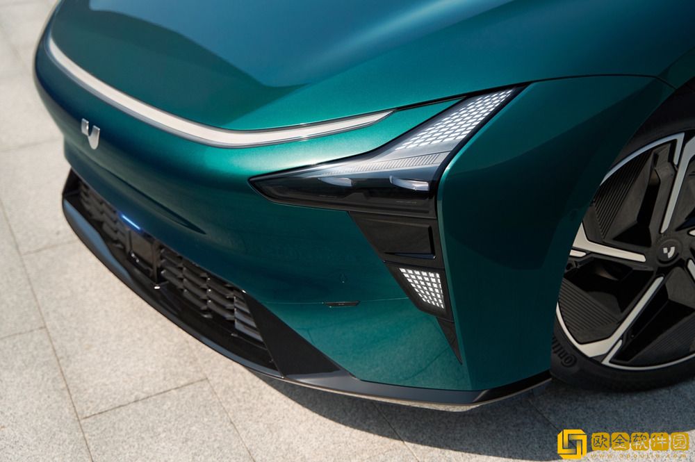 极越汽车机器人全新阵容亮相北京车展