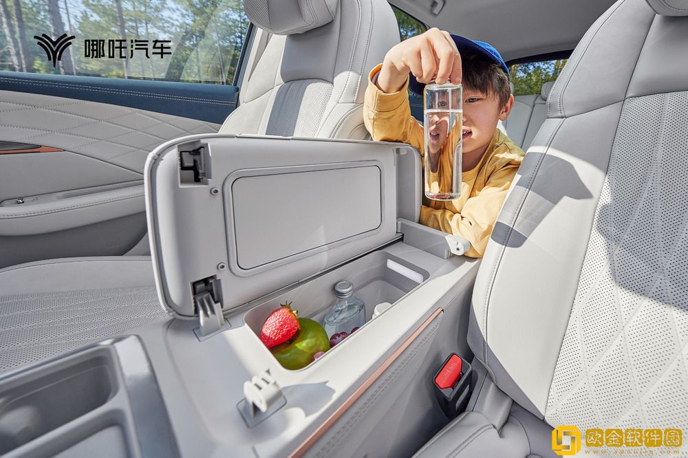 哪吒L内饰官图发布