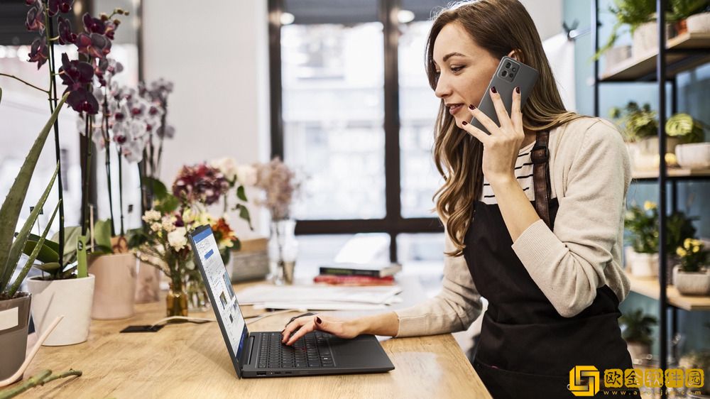 联想AI-Ready新品ThinkPad-X1-Carbon-AI亮相CES-2024展