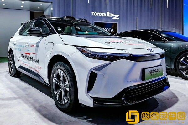 小马智行在2024北京国际车展上展出铂智4X-Robotaxi概念车